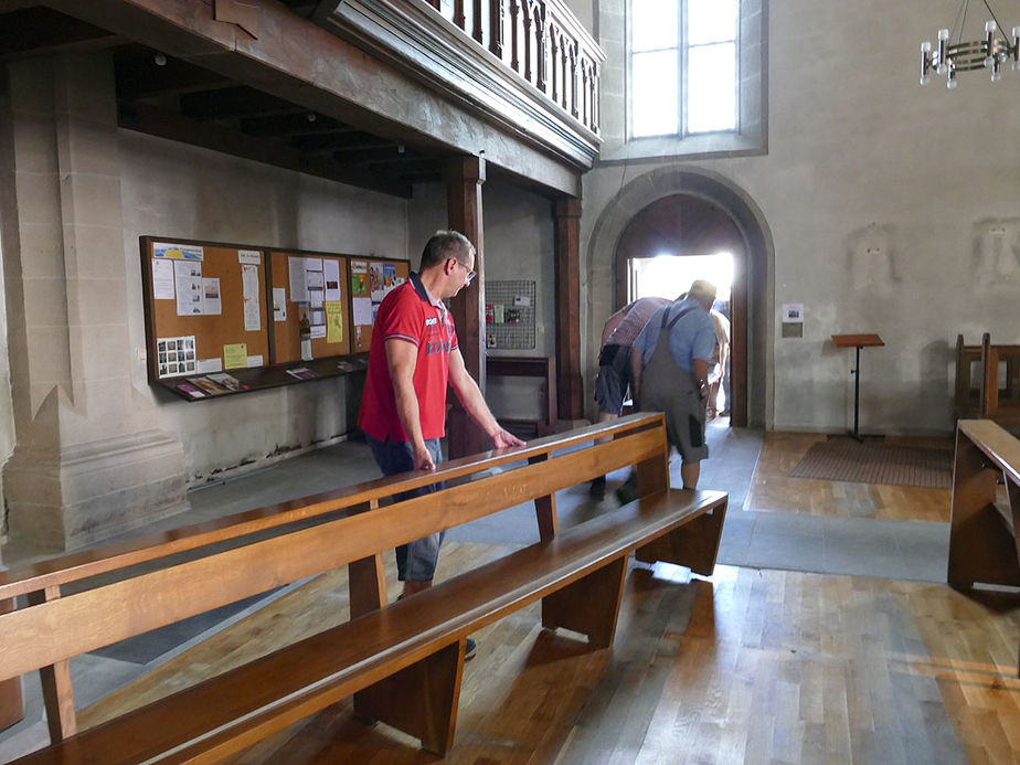 Räumung des Restinventars und der Kirchenbänke aus der Kirche (Foto: Karl-Franz Thiede)